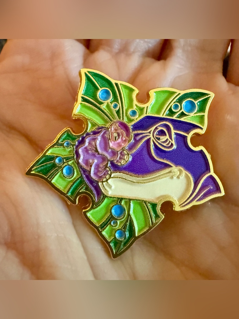 New THE LAND BEFORE TIME enamel pin Baby LITTLEFOOT & Mother W/ tree Star